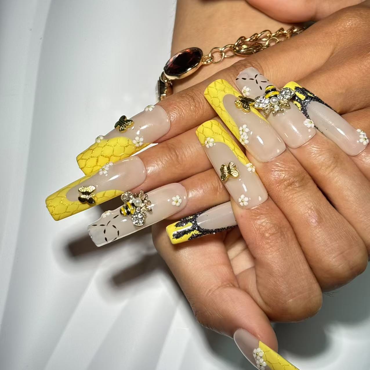 Bee - utiful Spring Handmade Nails  D038